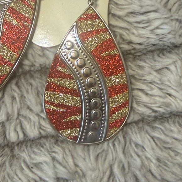 🌸4 for $10 NWT It Girl Red and Gold Glittery Teardrop Earrings - Picture 3 of 6